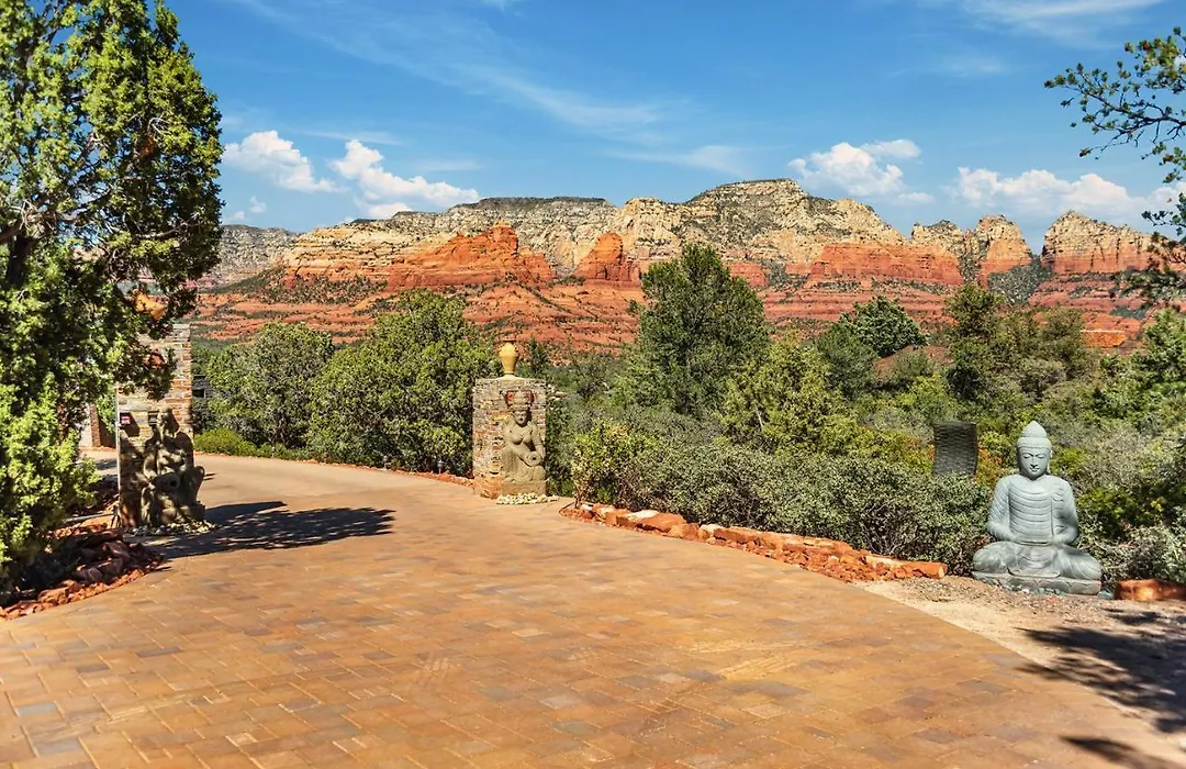 Red Rock Retreat: Luxury Studio with Scenic Views & Wellness Amenities-1