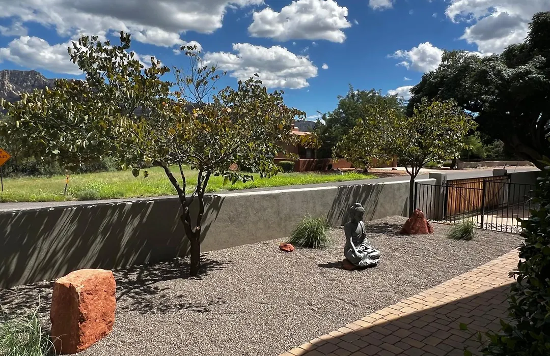 Sedona Uptown Gem!Large Yard W Grass And Shade Trees! Perfect For Easter Egg Hunts! Views!! New! Barrel Sauna!!! Close To Trails, Walk To Uptown Sedona, Restaurants And Shopping-1