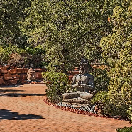 Red Rock Retreat: Luxury Studio with Scenic Views & Wellness Amenities-3