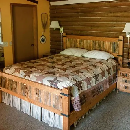 Canyon Wren Honeysuckle Cabin-2