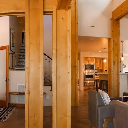 Beautiful Home With Separate Apartment Above Garage-2