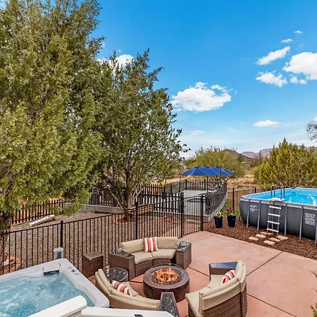 Serene Home- Sleeps 16 - Starlink Wifi - Hot Tub - Pool -2 Kitchens!-2