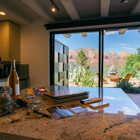 Red Rock Retreat: Luxury Studio with Scenic Views & Wellness Amenities-2