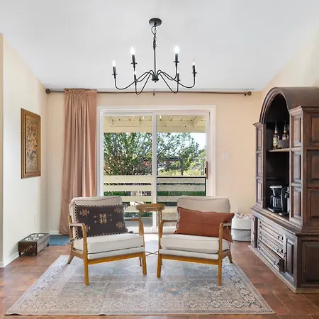 Serene Home- Sleeps 16 - Starlink Wifi - Hot Tub - Pool -2 Kitchens!-3