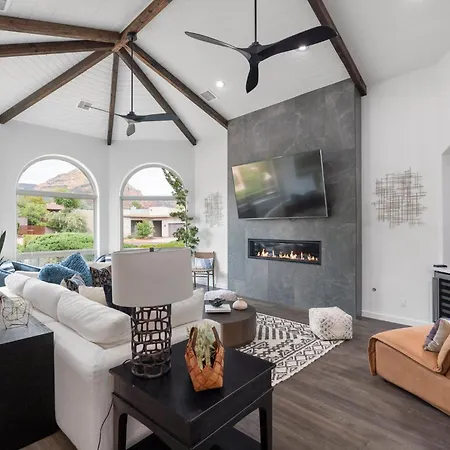 Amazing Luxury Home With Hot Tub & Views-3